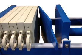 可拆卸的環氧塗層鋼背襯板允許操作員改變操作員，以改變壓濾機的持有能力。